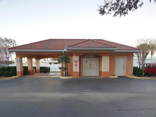 Building Photo - 2-Bed, 2.5-Bath Water-Front Condo in South Tampa