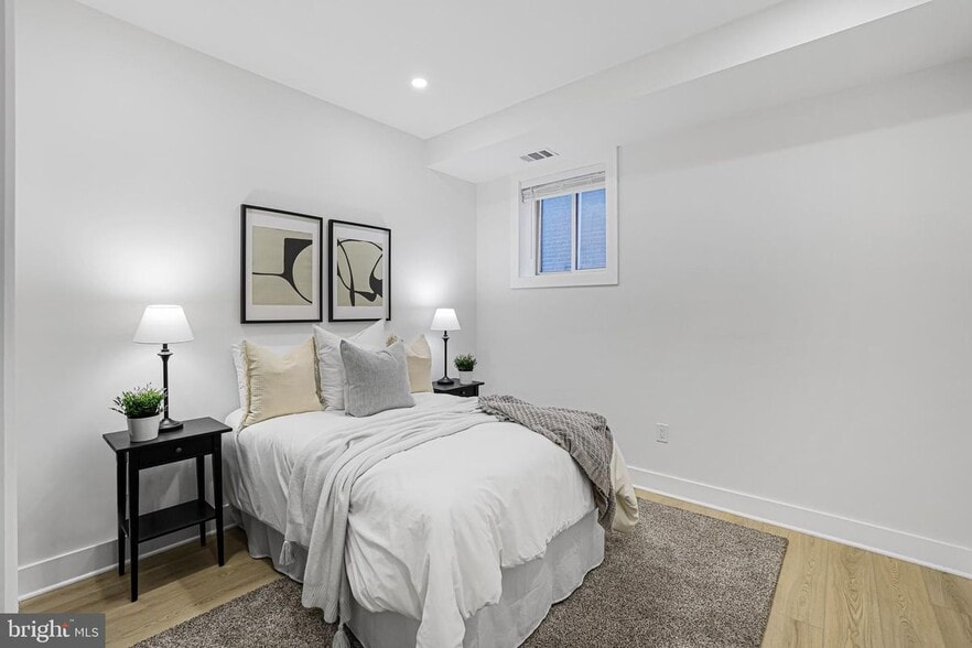 Building Photo - 616 Kenyon St NW