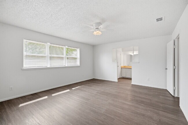 Building Photo - Space, Style, and 2 Bedrooms: South Lubbock Steal!