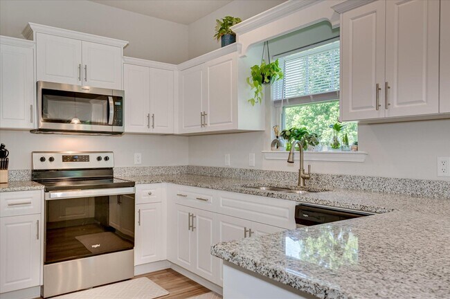 Building Photo - 210 Pebble Ln