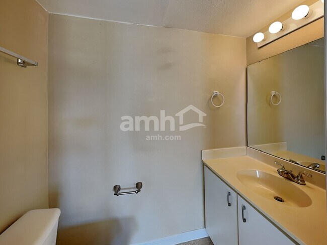 Building Photo - 16000 Wilkinson Dr