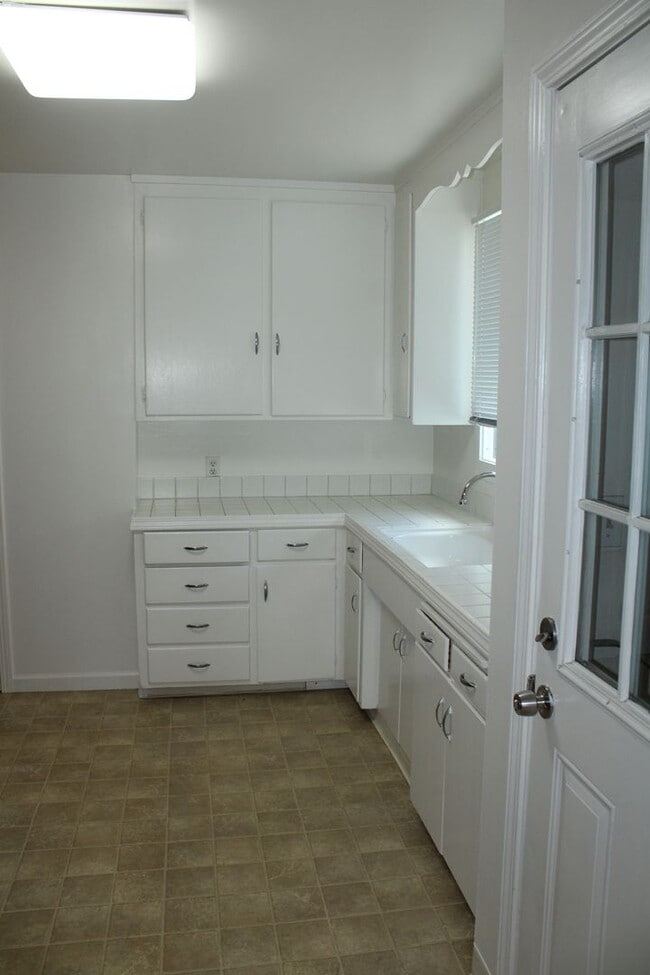 Building Photo - Ready for Move In! Three Bedroom, 1 1/2 Bathroom House with 2 Garages and Side Yard Access in Pit...