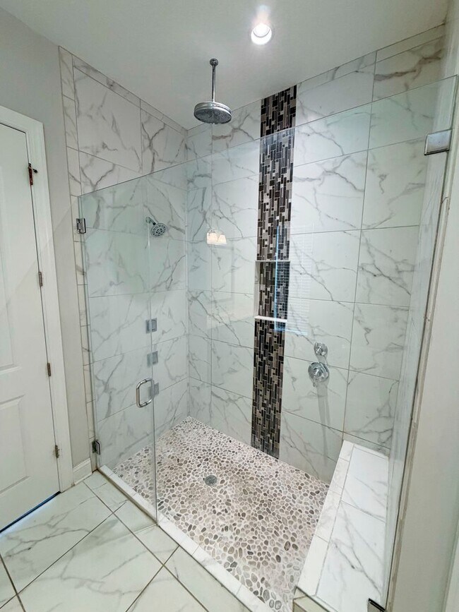 Building Photo - Immaculate 5 Bedroom, 3.5 Bathroom luxury home located within a prestigious gated community