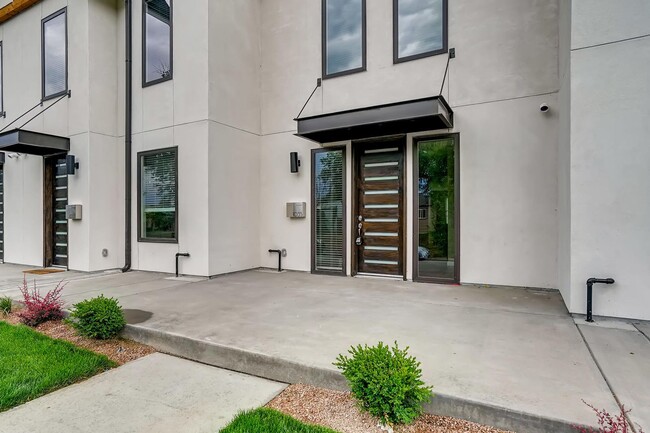 Building Photo - Beautiful Townhome for Rent