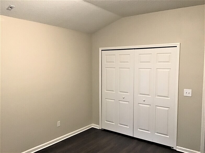 Building Photo - 587 Oakmont Dr