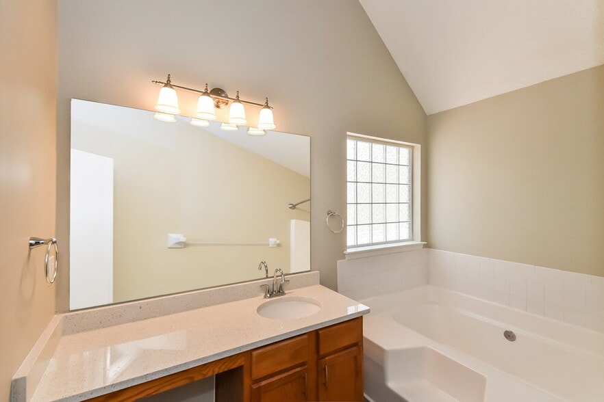 Building Photo - 146 Edison Dr