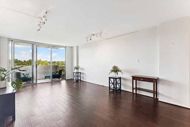 Building Photo - Great 2 Bedroom 2 Bath in Van Ness DC!