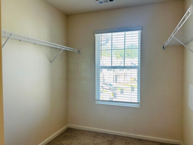 Building Photo - Wow 3 bedroom 2.5 bathroom townhome minute...