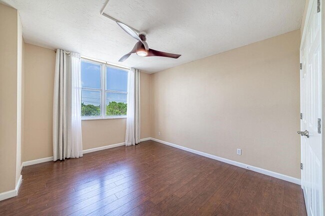 Building Photo - 1050 SE 15th St