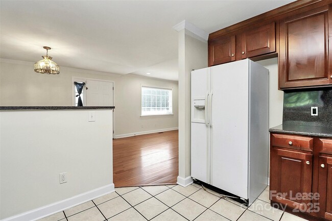 Building Photo - 1005 Rainbow Dr