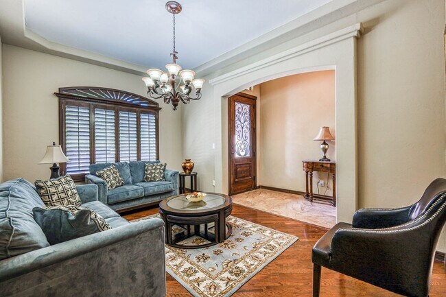 Building Photo - Westside area  (Completely Furnished) Beautiful 4 bed/3 baths