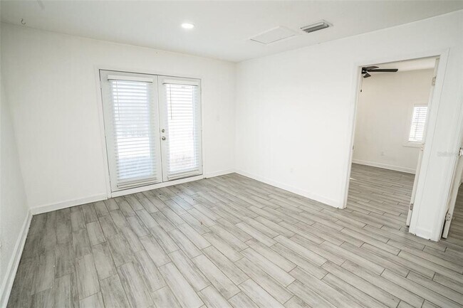 Building Photo - 1007 E 32nd Ave