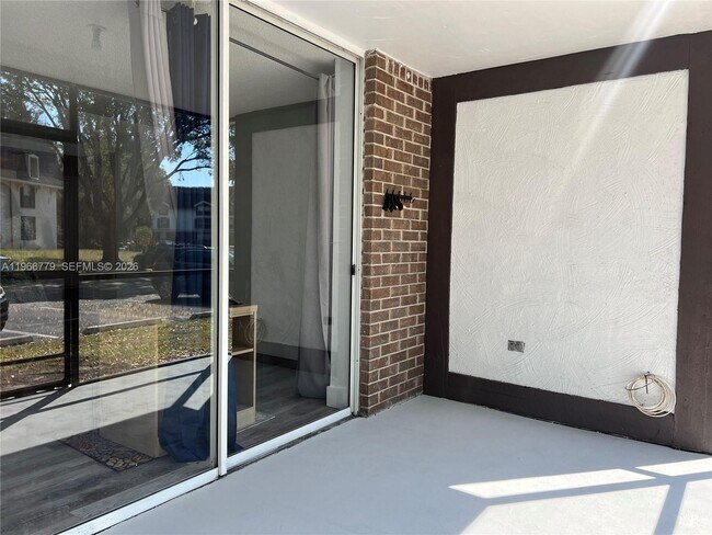 Building Photo - 3690 Inverrary Dr