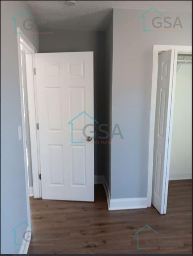 Building Photo - 3 Bedroom 2 Bath Available!