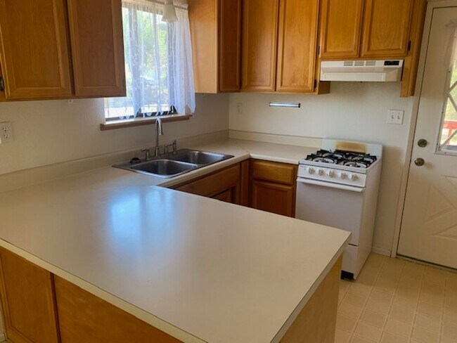 Building Photo - One Bedroom, Stand alone apartment on priv...