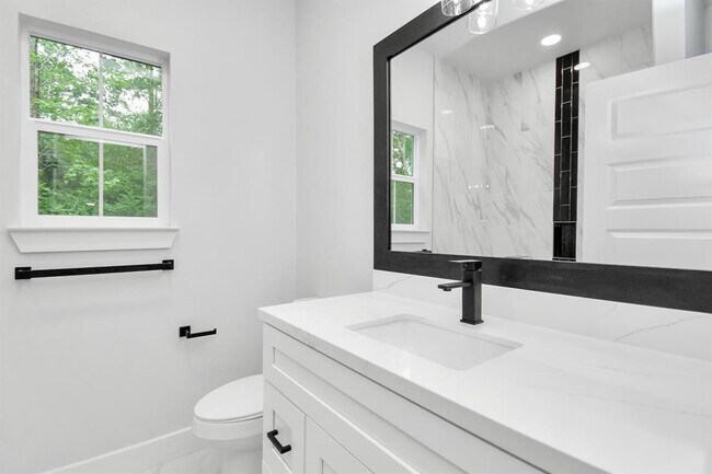 Building Photo - 12163 La Salle River Rd