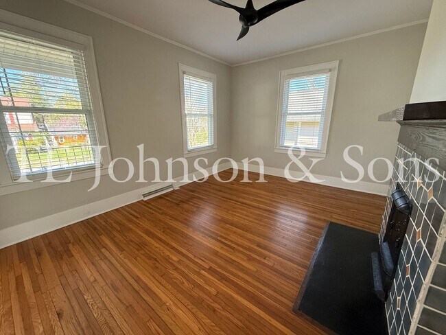 Building Photo - Charming 3BR Home with Fenced Yard, Hardwood Floors and Classic Built Ins