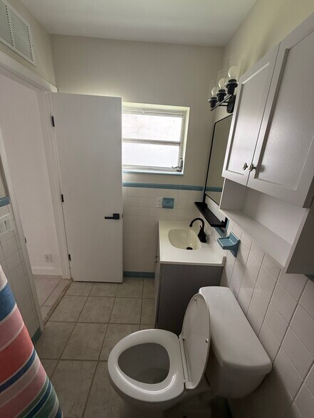 Building Photo - 337 SE 12th Ave