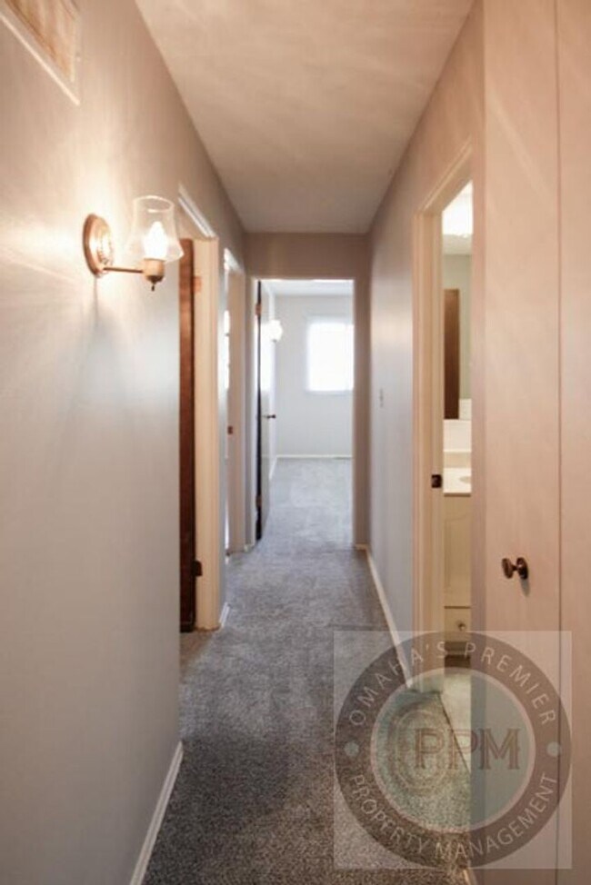 Building Photo - Comfortable 3 Bd /1.5 Ba Home  $300.00 off...