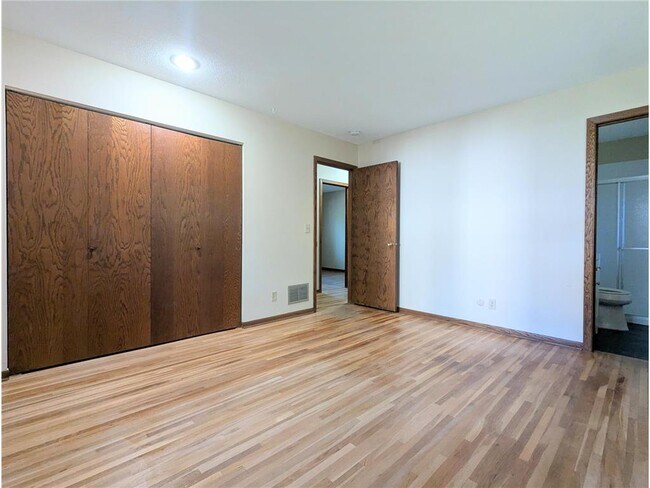 Building Photo - 6065 Oakwood Rd