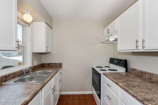 Building Photo - Affordable and Spacious 2 bedroom. Remodeled and conveniently located!