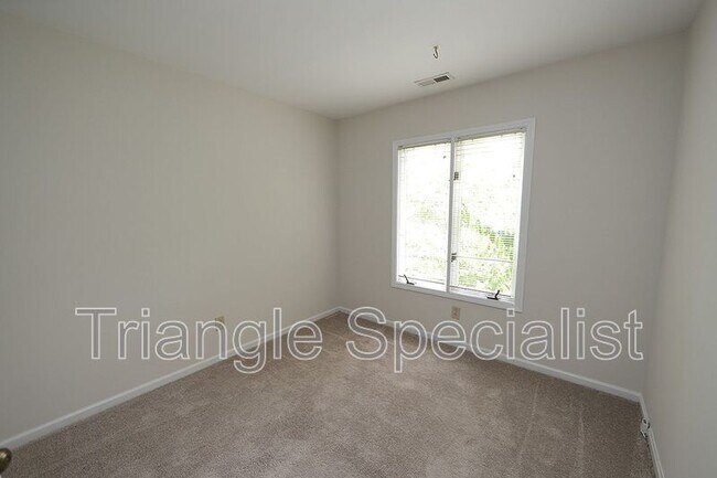 Building Photo - 112 Mossbark Ln