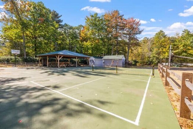 Building Photo - Spacious & Comfortable 4 Bedroom House - C...