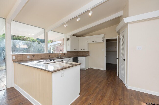 Building Photo - 3215 Fernwood Dr