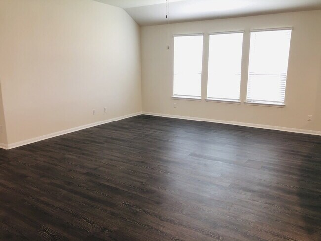 Building Photo - Modern Comfort with a Spacious Backyard in...