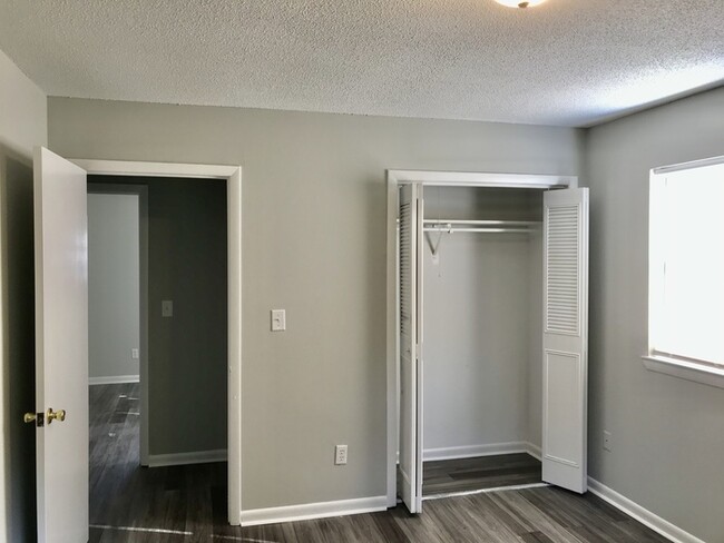 Building Photo - Newly Remodeled Duplex 2Bed/1Bath Off HWY 58!