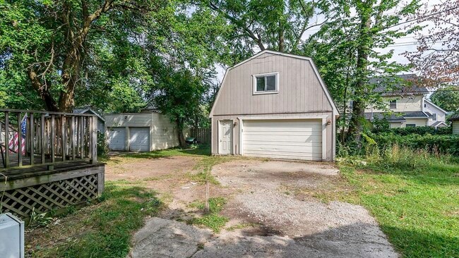 Building Photo - 823 Dewey Ave