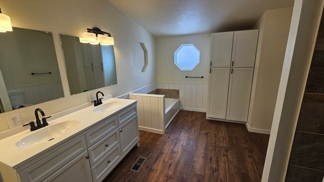 Building Photo - Charming 2bed 2bath home