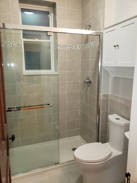 Full bath 1 - 912 W Newport Ave