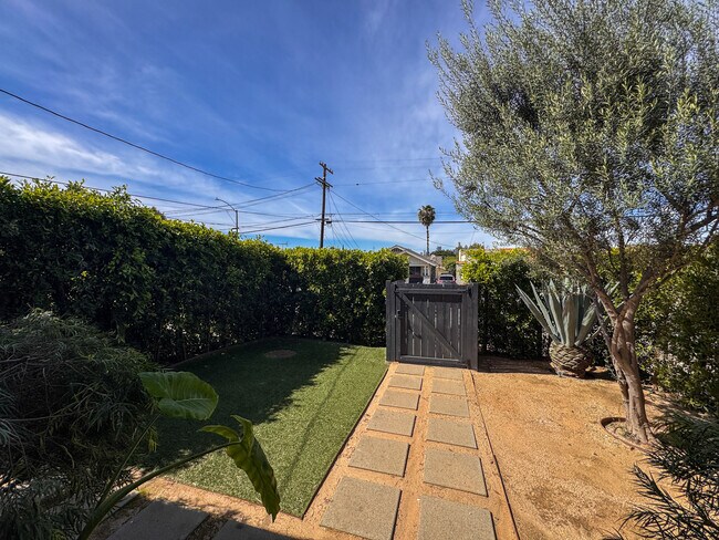 Building Photo - 958 Camulos St