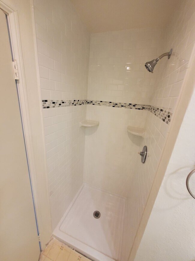 Building Photo - Refurbished Cape Cod Townhome – 2 Master B...