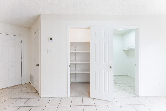 Building Photo - 10104 Englewood Ave