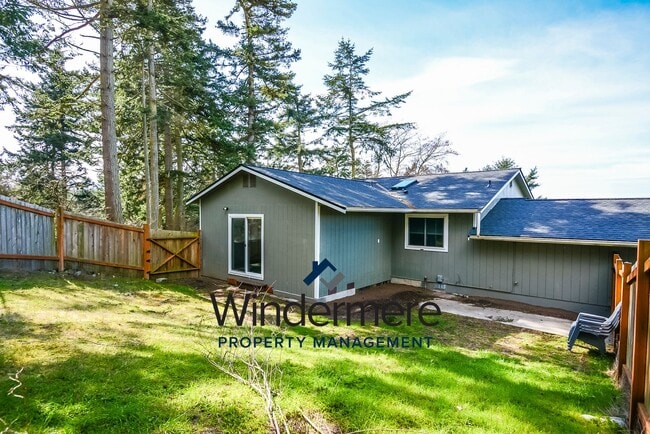 Building Photo - Charming 3 Bedroom 2 Bathroom Home in Sierra with Water View