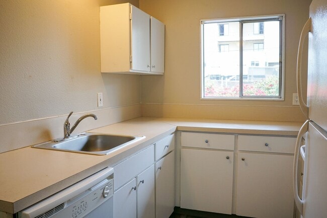 Building Photo - Great Top-Floor 2-Bedroom Near OHSU w/Private Balcony!
