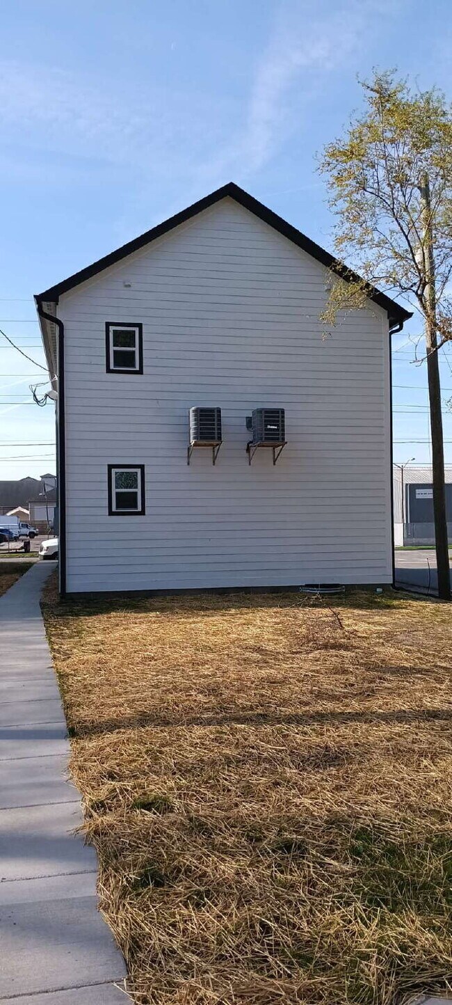 Building Photo - 1240 W 18th St