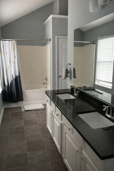 Building Photo - Room in House on Browns Mill Trail