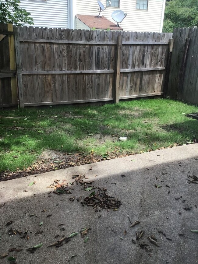 Building Photo - 3 Bed 1.5 Bath Townhome