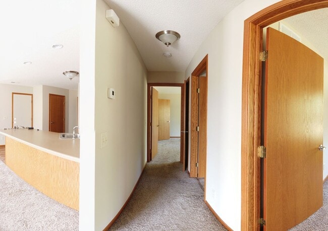 Building Photo - One Level 2 Bedroom Townhome