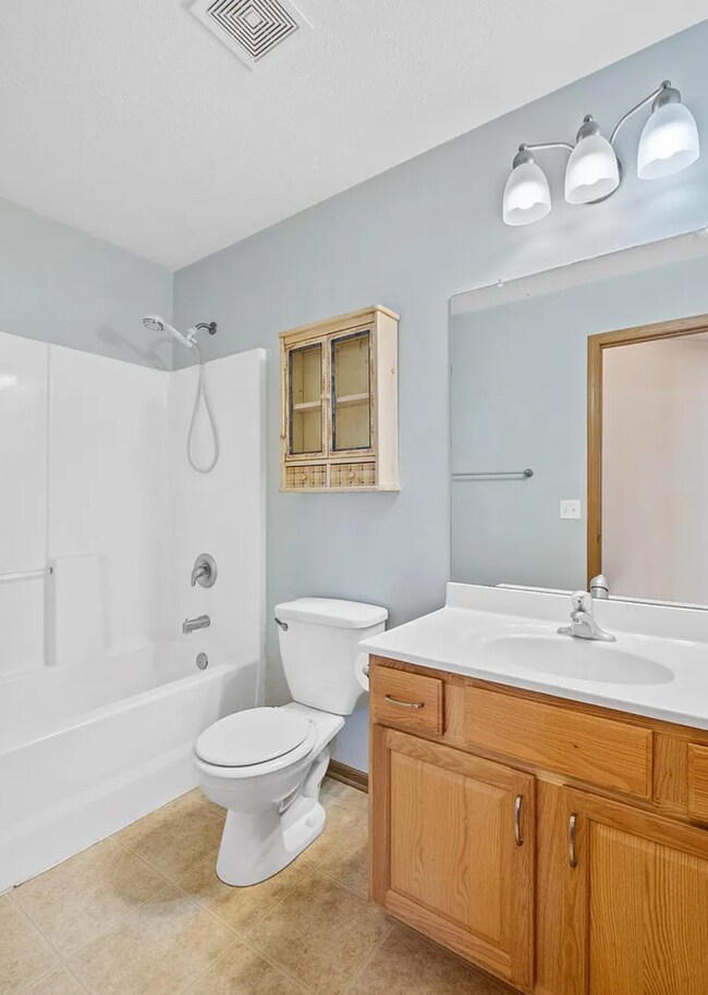 Building Photo - 3 Bedroom With Great Layout!!