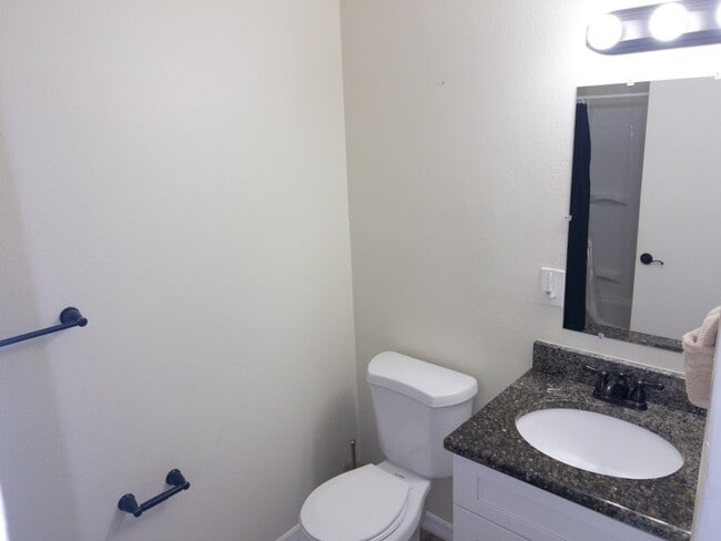 Building Photo - 16 W Rhodes Dr