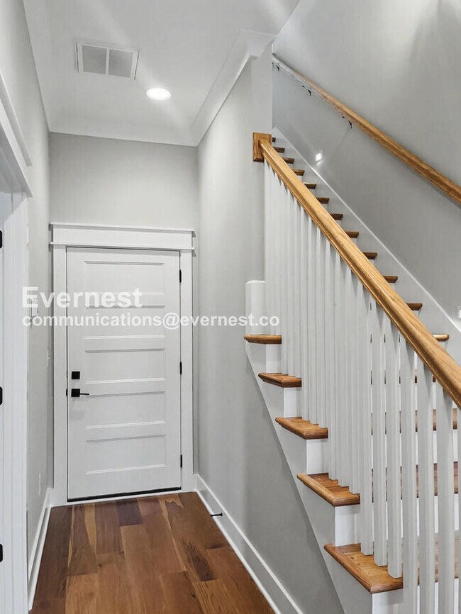 Building Photo - 121 Lucile St