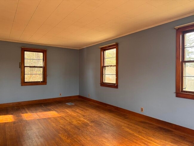 Building Photo - 814 Brattleboro Rd