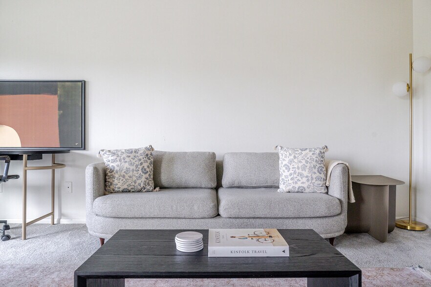 Building Photo - 2850 15th Ave W