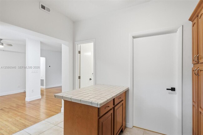 Building Photo - 2355 Overbrook St