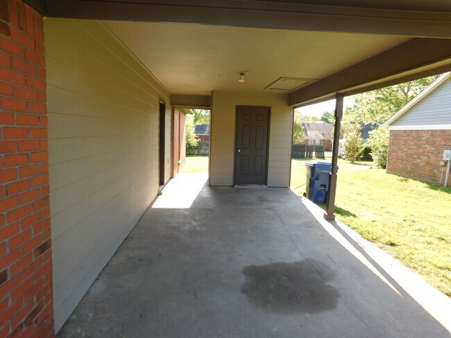 Building Photo - 5840 Waverly Dr