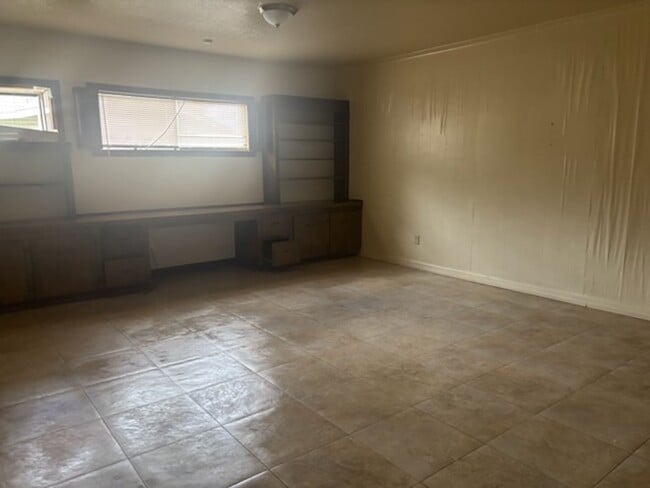 Building Photo - 5866 Kinder Dr